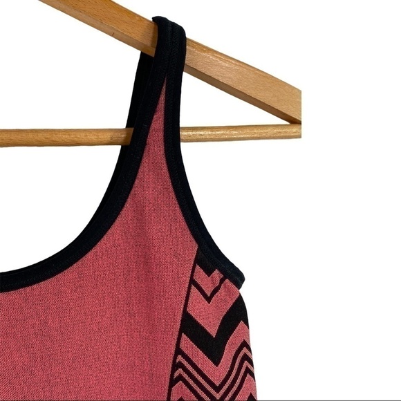 NUX Athletics - Seamless Tank Coral/Black Zigzag - Picture 5 of 5